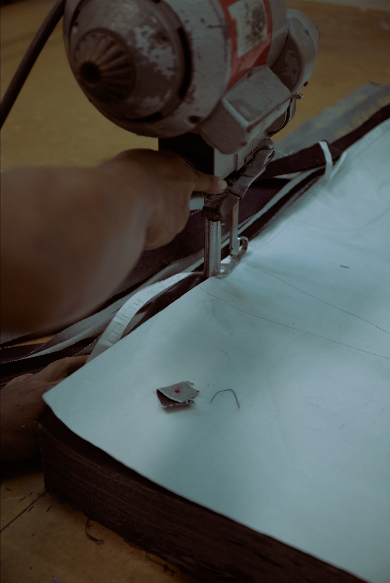 Proses pemotongan kain denim dengan mesin cutting