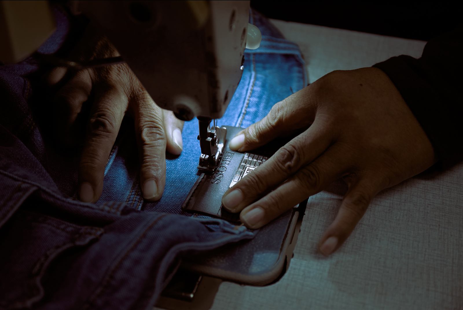 Pemasangan label kulit pada pinggang jeans