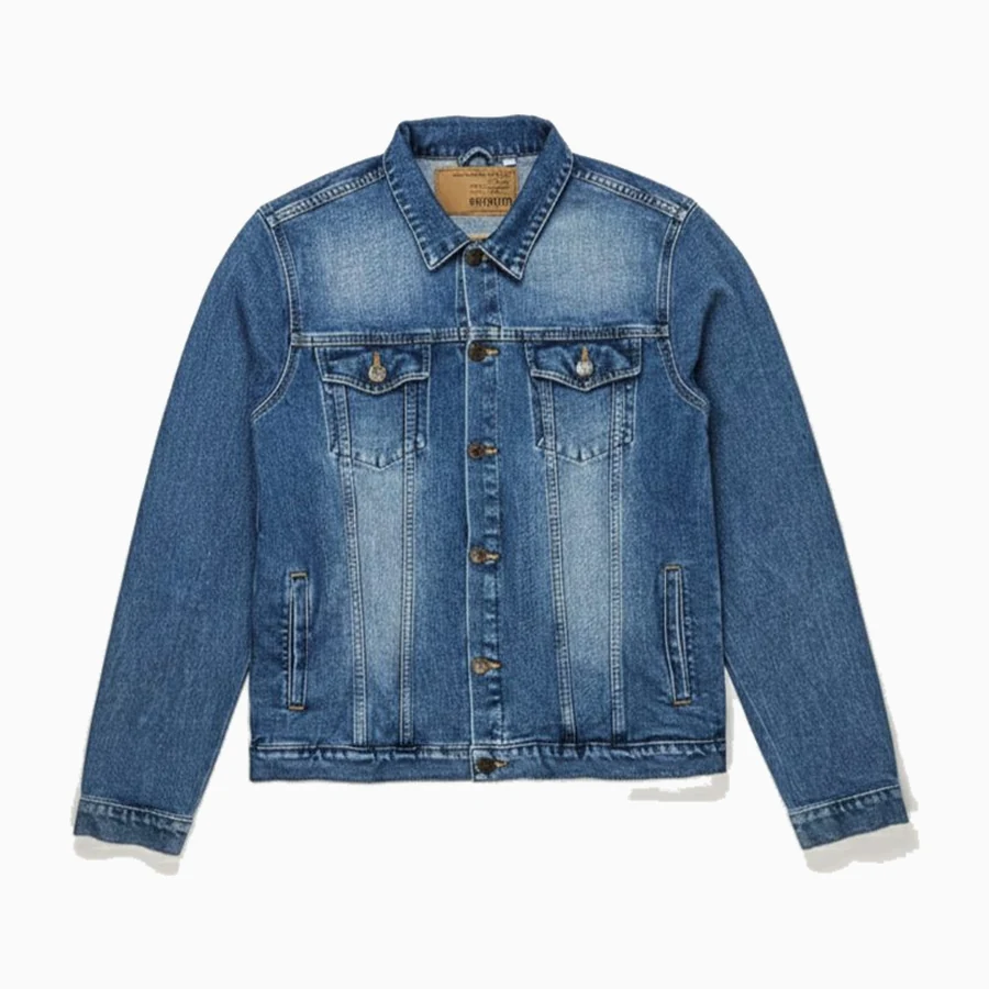 Jaket denim biru model trucker dengan kancing logam dan dua saku dada