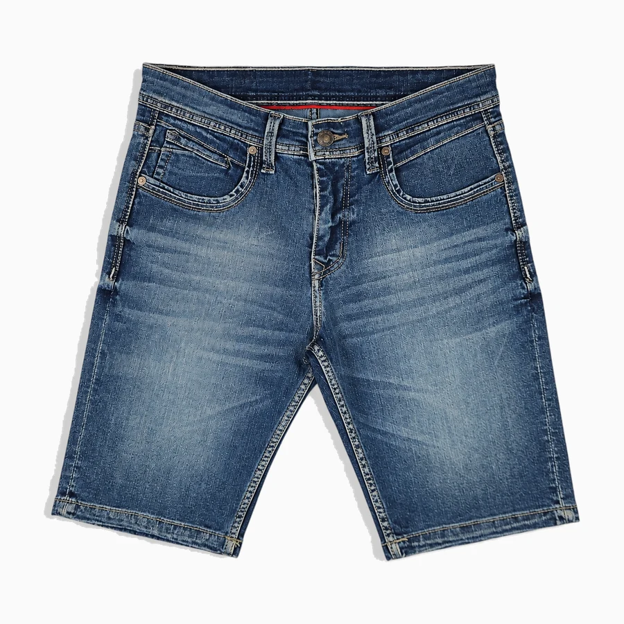 Celana pendek denim warna indigo gelap dengan jahitan kontras