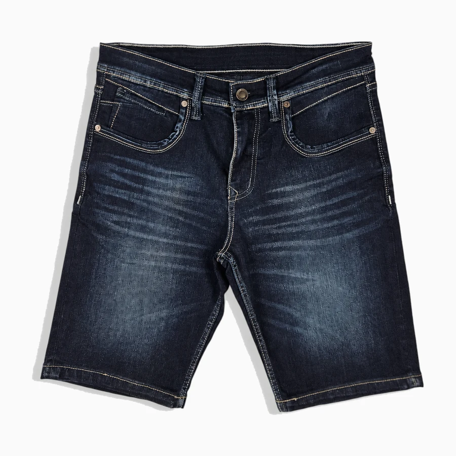 Celana pendek denim warna biru medium dengan jahitan kontras