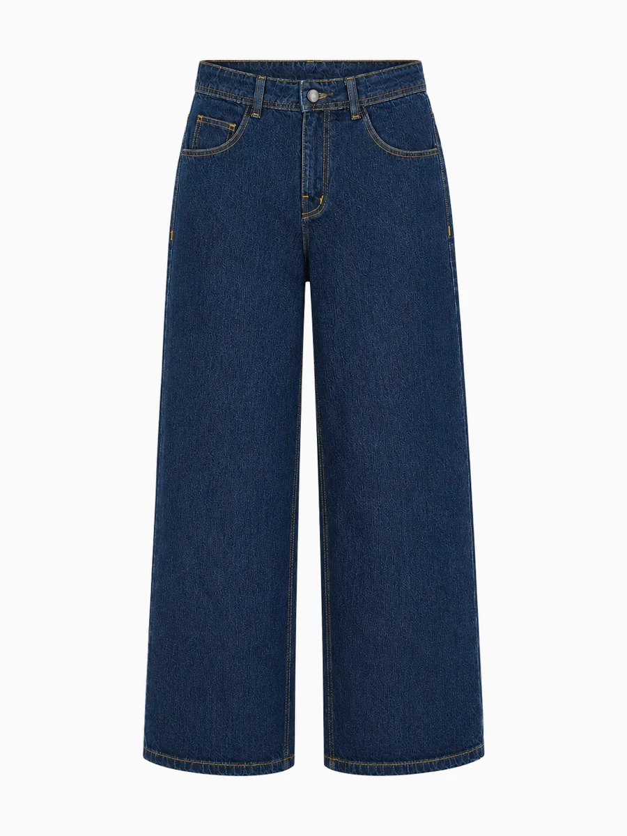 Jeans wanita potongan baggy fit dengan siluet longgar