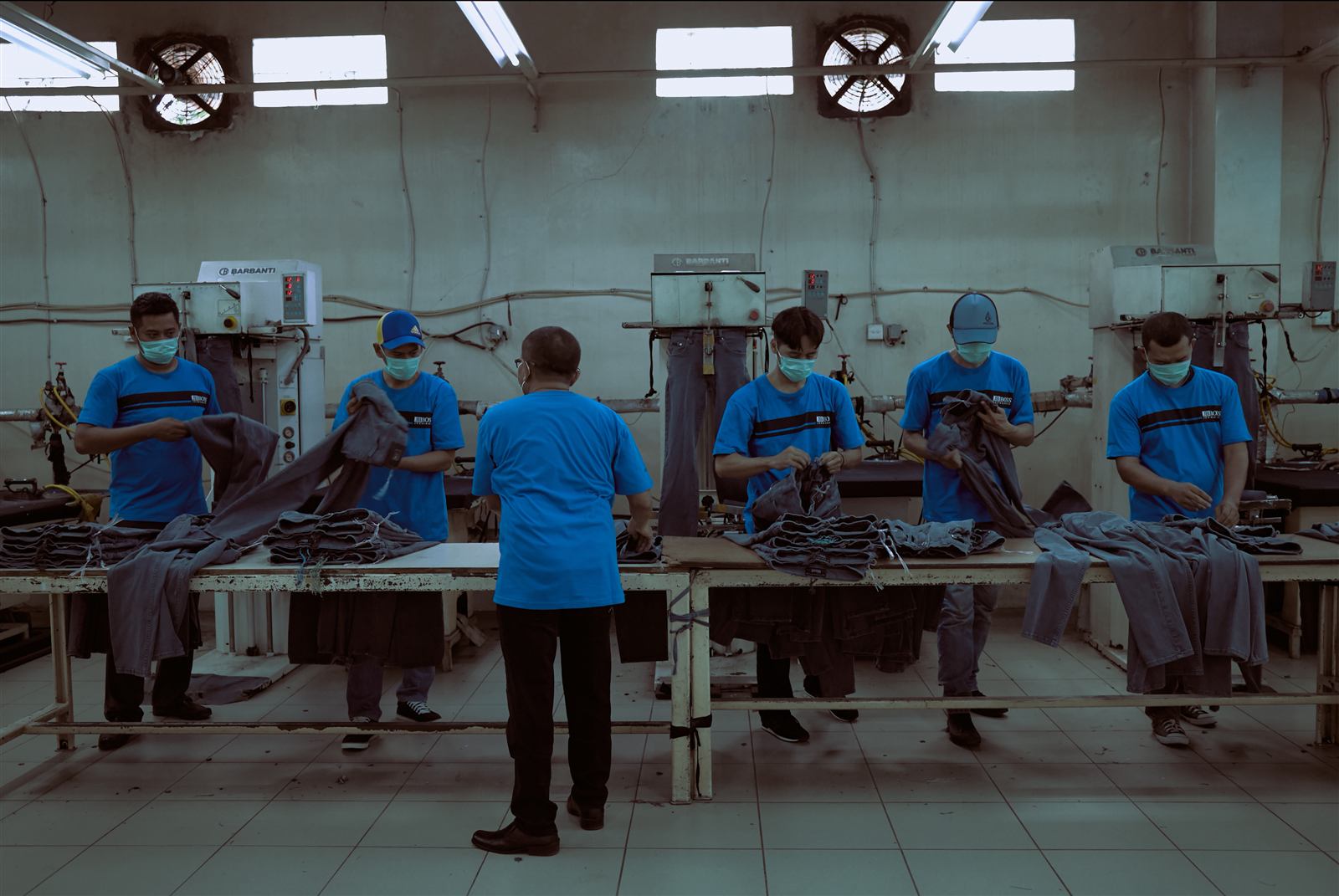 Lini finishing produk jeans di pabrik PT Edward Garmindotama