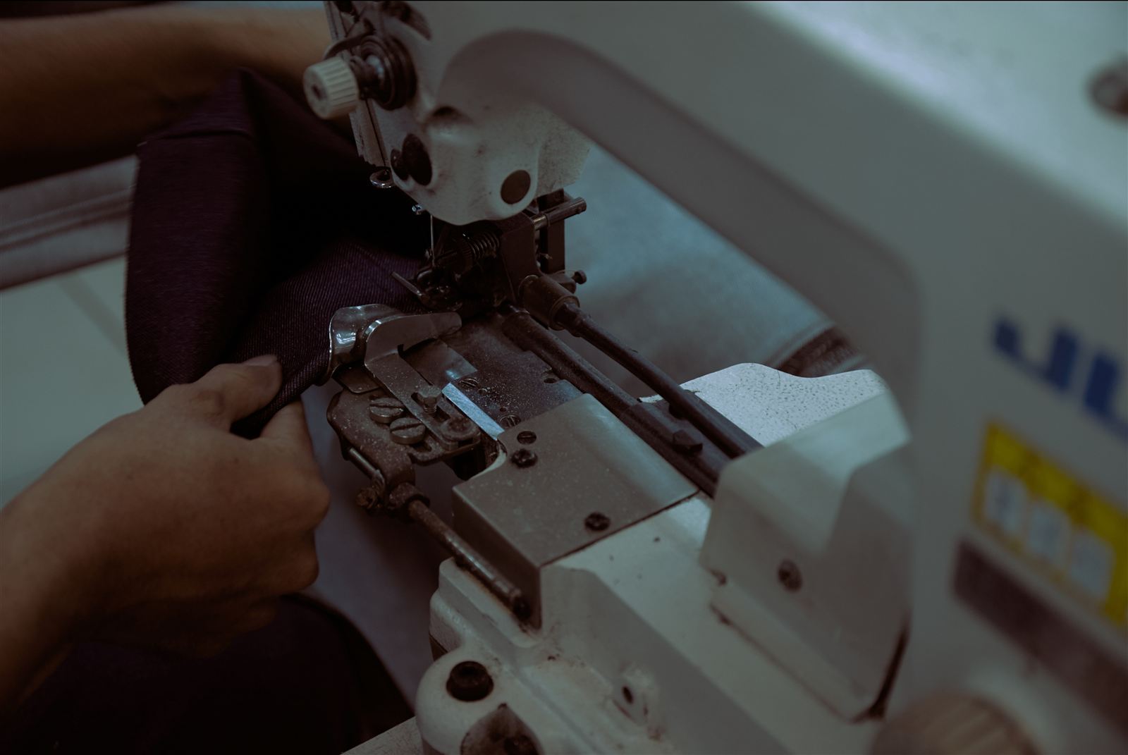 Penjahitan detail pada denim di mesin Juki
