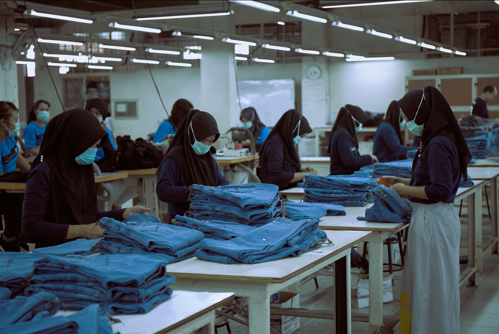 Quality control dan pelipatan jeans oleh tim produksi