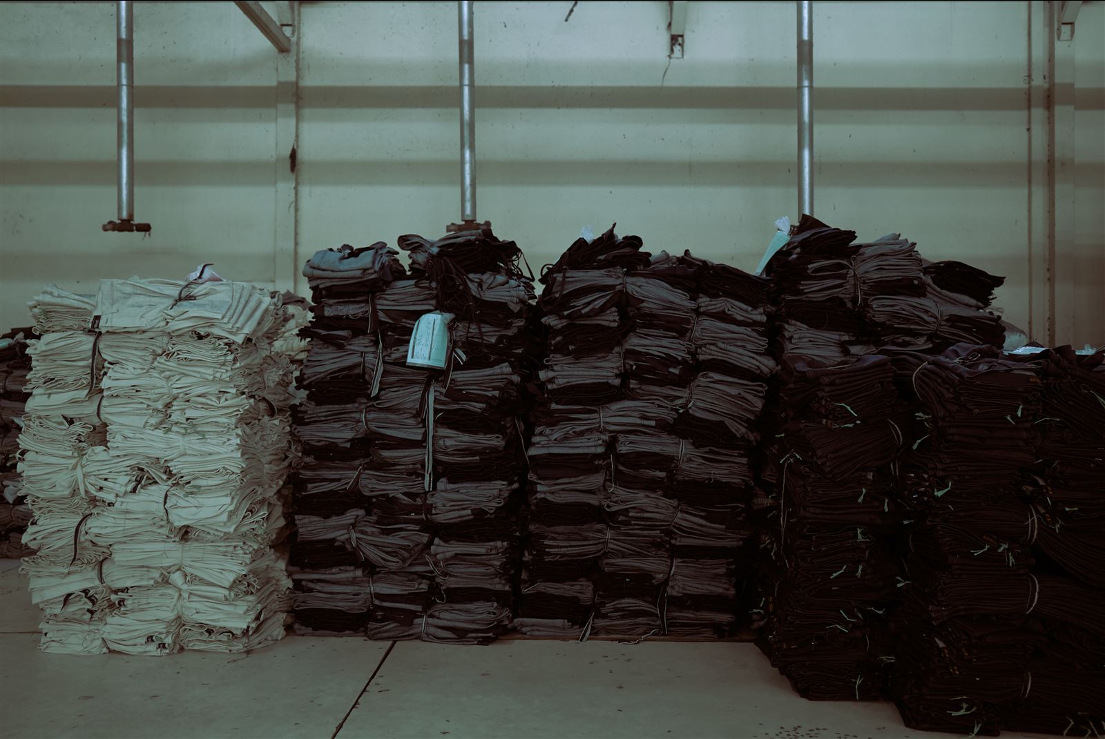 Tumpukan jeans terlipat siap kirim di gudang