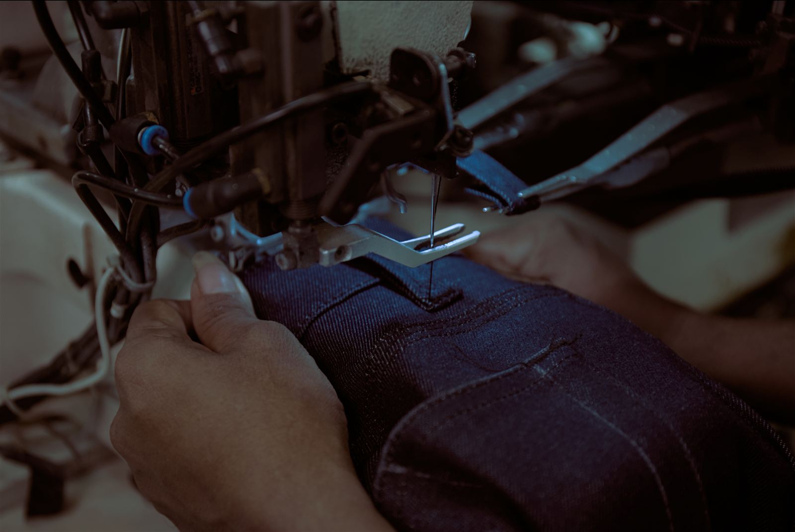 Penjahitan detail konstruksi pada denim